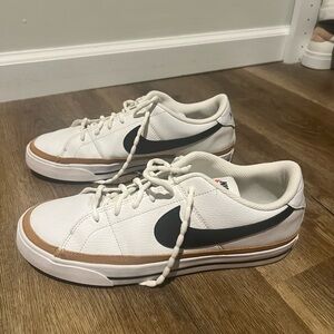 Nike women’s court legacy size 9.5